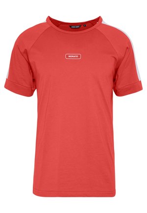 Rotes Kurzarm-T-Shirt mit Rundhalsausschnitt, weißen Seitenstreifen und „MORATO“-Logo mittig auf der Brust.