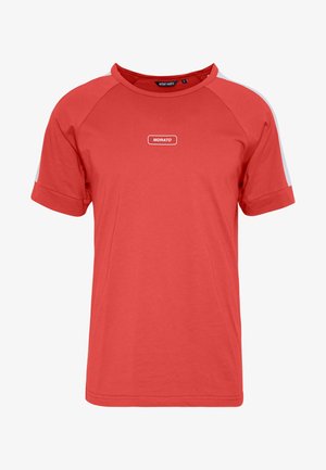 T-shirt rossa a maniche corte con collo rotondo, righe laterali bianche e logo "MORATO" centrato sul petto.