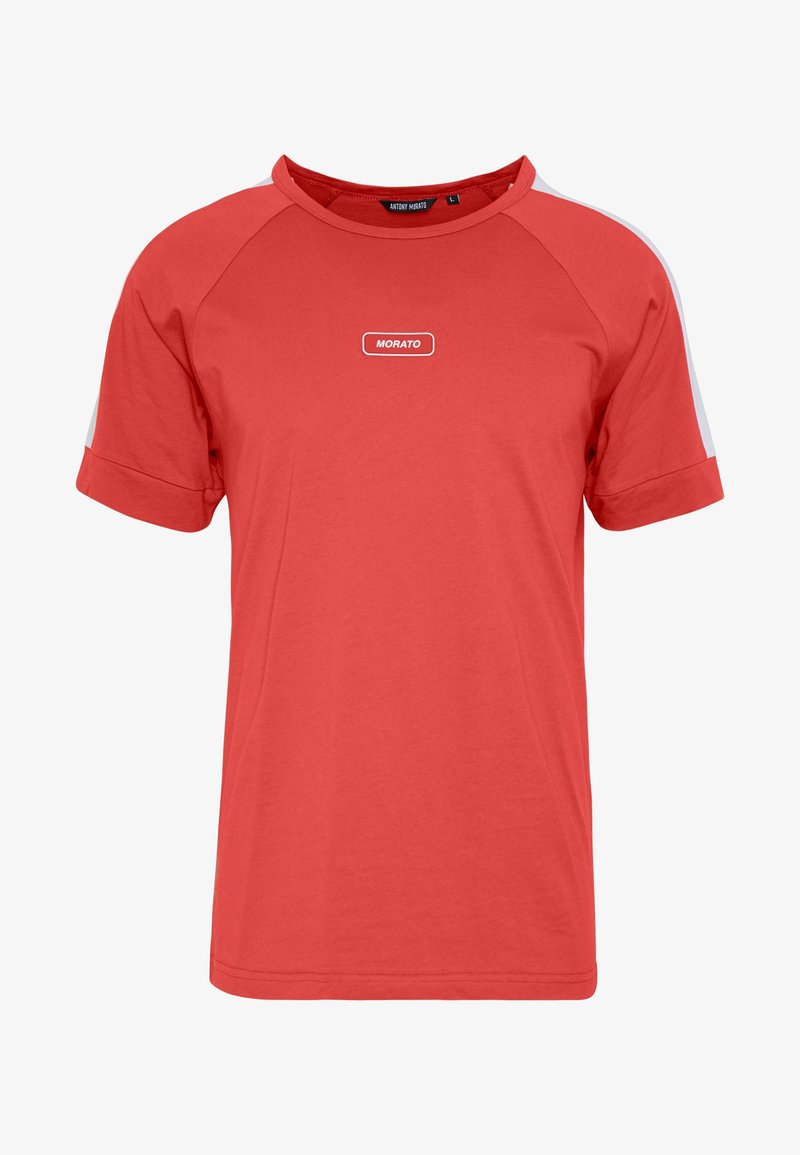 T-shirt rouge à manches courtes avec col rond, bandes blanches sur les côtés et logo « MORATO » centré sur la poitrine.