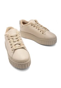 Beżowe trampki z cholewką ze skóry, puszystą podszewką, okrągłym czubkiem oraz grubą, teksturowaną podeszwą z żebrowanym wykończeniem i złotymi oczkami.