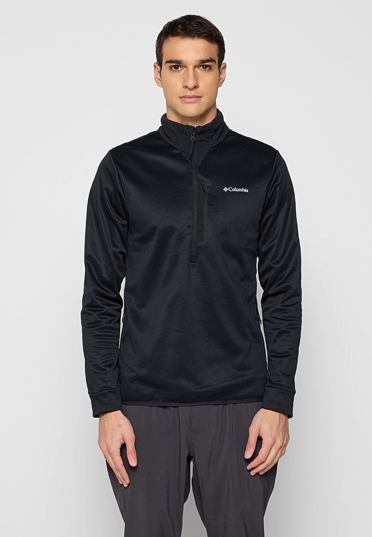 Czarny pulower z lekkiego, gładkiego materiału z kołnierzem typu stójka, z pół-zamkiem i logo na lewej piersi. Idealny do noszenia na warstwy.