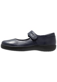 Zapato Mary Jane de cuero azul marino con punta redondeada, correa de Velcro y suela de goma negra. Textura suave con detalles de diseño mínimos.