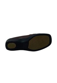 Suola nera e marrone di una scarpa da uomo, con pad di gomma testurizzati per la presa sul tallone e sulle aree delle dita.