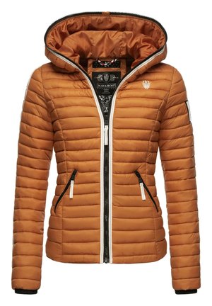 Chaqueta acolchada en naranja quemado con capucha, cierre frontal con cremallera y detalles en negro. Presenta líneas horizontales cosidas y dos bolsillos laterales.