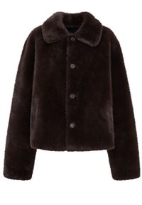 Veste en fausse fourrure marron foncé avec un large col, des manches longues et quatre boutons devant sur un fond uni.