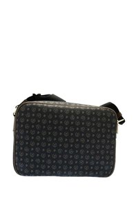 Borsa a tracolla sintetica nera con motivo a logo in rilievo, forma rettangolare, dettagli marroni, tracolla regolabile e chiusura con zip.
