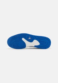 Semelle de chaussure en caoutchouc bleue et blanche avec des rainures et un petit logo circulaire représentant une silhouette sautant au centre.