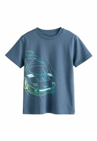 Blauwe katoenen T-shirt met korte mouwen, met een neon groene graphic van een raceauto in beweging. Eenvoudig crewneck ontwerp.