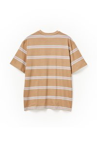 Hnědé pruhované tričko s vodorovnými pruhy v krémové, červené a modré barvě. Krátké rukávy, kulatý výstřih, uvolněný střih, hladký materiál.