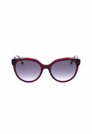 Occhiali da sole stile cat-eye con montatura rosso scuro e lenti grigie degradate, mostrati frontalmente su sfondo bianco.