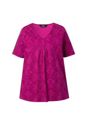 Fuchsia lyhythihainen paita, jossa on V-pääntie ja hienovarainen tekstuurikuvio, sekä laskokset edessä. Valmistettu kevyestä kankaasta.