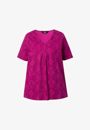 Fuchsia top met korte mouwen, voorzien van een V-hals en een subtiel gemêleerd patroon met plooien aan de voorkant. Gemaakt van een lichte stof.