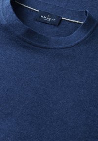 Pull ras-du-cou bleu marine avec étiquette de la marque Hackett London cousue à l'intérieur du col.