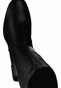 Schwarzer Lederstiefel mit hohem Schaft, runder Zehenform und seitlichen Nähdetails. Glatte Textur mit leichtem Glanz und einem massiveren Absatz an der Unterseite.