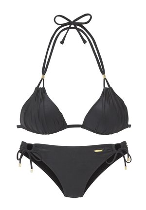 Sort todelt bikini med halterneck-stropper, ruched trekantede skåle og sideremmede bikiniunderdel med små gyldne accenter.