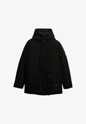 Parka negra aislada con capucha. Cuenta con dos bolsillos con cremallera y dos bolsillos con botones a presión. Hecha de un material suave y resistente a las inclemencias del tiempo.
