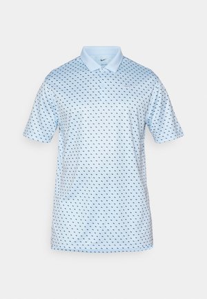 Polo bleu clair à manches courtes, fabriqué en tissu respirant, présentant un motif bleu foncé répétitif et un col.