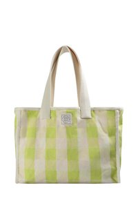 Borsa a tote in tela verde e beige a quadri con due manici corti e una patch quadrata con logo sul davanti. Tessuto resistente e design semplice.