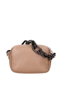 Beige leren handtas met een gestructureerde afwerking, voorzien van een opvallende zwarte kettingband en een ritsluiting bovenaan. Rechthoekige vorm.