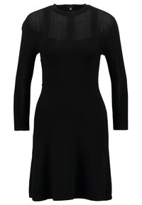 Robe en maille noire à manches longues, col rond, corsage ajusté et jupe évasée. Présente des panneaux texturés sur les épaules et les manches.