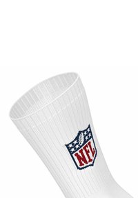 Calcetín deportivo blanco con textura acanalada y logo de la NFL con acentos en rojo y azul, exhibido de manera destacada cerca de la parte superior.