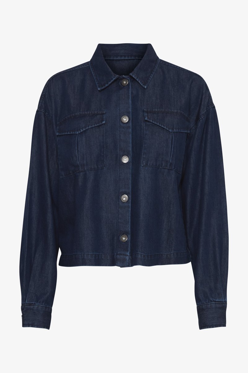 Jachetă din denim croită, de culoare albastru închis, cu guler ascuțit, închidere frontală cu nasturi, două buzunare pe piept și mâneci lungi cu manșete cu nasturi.