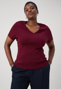 Tommy Hilfiger Curve SLIM CODY - Camiseta básica - deep rouge
