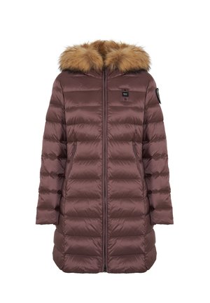 Lang brun polstret vinterjakke med frontlynlås, sidelommer og hætte med pelskant, præsenteret på en hvid baggrund.