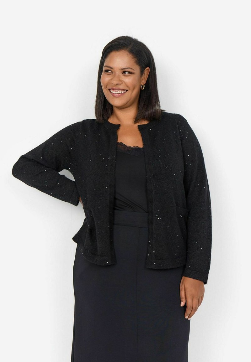 Cardigan nero con superficie testurizzata, decorato con accenti riflettenti leggeri sparsi, dotato di scollatura rotonda e tasche laterali.