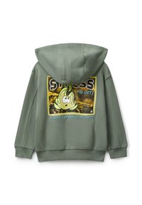 Groene hoodie met een cartoonvlam en de tekst "Stres me niet! Vlammen kunnen niet 'uitbranden!'" gedrukt op de achterkant.