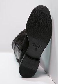 Tamaris Kozačky nad kolena - black