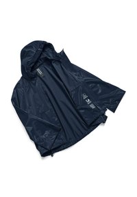 Giacca impermeabile blu navy con cappuccio, zip frontale completa e due tasche laterali; texture lucida con cordino regolabile all'orlo.