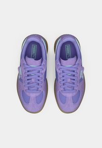 Scarpe da atletica viola con finitura testurizzata, dettagli in rete, suole in gomma e accenti azzurri chiari sui lati e sulla linguetta.