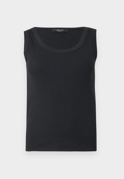 Μαύρο ριμπ αμάνικο τοπ με λαιμόκοψη scoop, απλωμένο επίπεδα σε λευκό φόντο.