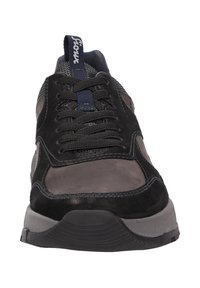 Schwarze und graue Sportschuhe aus Wildleder und Mesh-Material, mit runder Zehenpartie, strukturiertem Sohlenprofil und einem Logo auf der Zunge sowie blauen Schnürsenkeln.