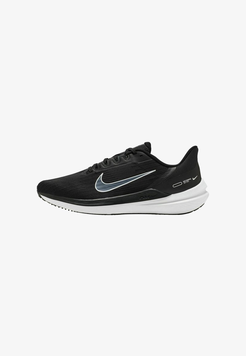 Zapatilla de running negra de Nike con un upper texturizado, suela blanca y el icónico logo Swoosh en color plateado en el lateral.