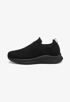 Zapatilla de punto negra tipo slip-on con parte superior texturizada y transpirable, suela acolchada y tira para tirar en el talón, diseñada para uso casual.