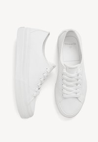 Weiße Leinenschuhe mit Gummisohle, runder Zehenform und klassischem Schnürdesign. Verfügt über eine strukturierte Außensohle und dezente Branding. Größe 37.