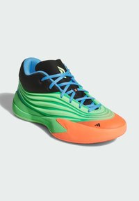Scarpa sportiva con tomaia nera e blu, gradienti verde e arancione, superficie texture e lacci a contrasto. Design unico della suola curva.