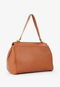 Borsa a tracolla in pelle marrone con una forma strutturata, manico corto e dettagli in metallo dorato. Superficie testurizzata con cuciture minime.