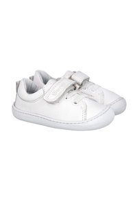 Zapatos de cuero blancos con cierre de cordones y tira de Velcro, punta redondeada y costuras decorativas a lo largo de la suela y el borde superior.