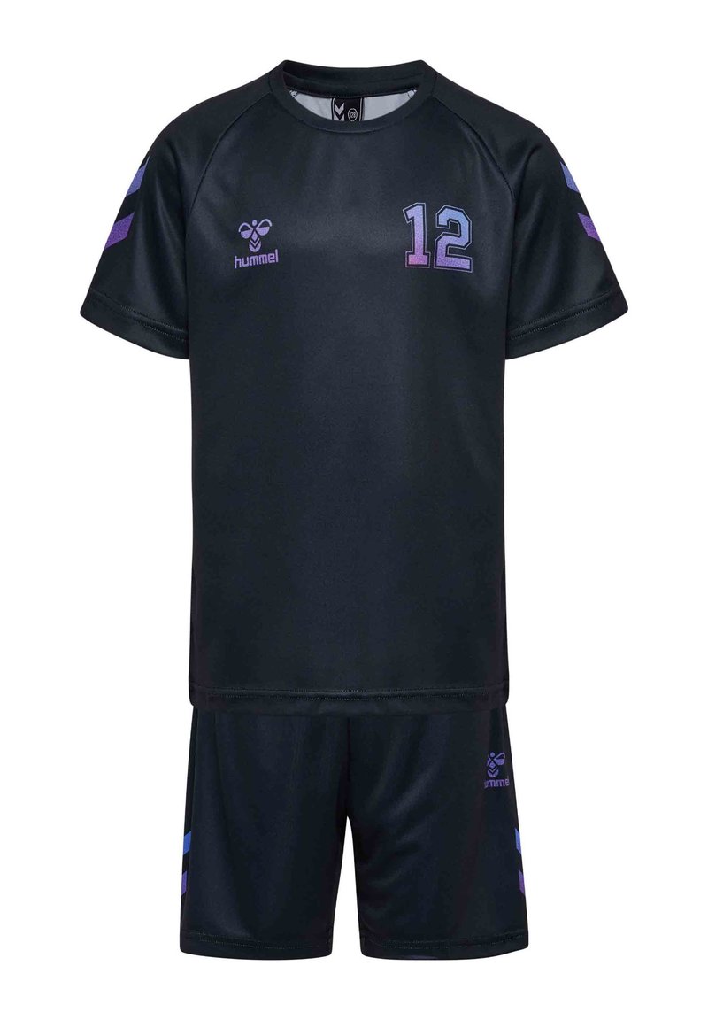 Schwarzes Sport-Outfit, bestehend aus einem kurzärmeligen Shirt und Shorts. Das Shirt hat die Nummer 12 in einem lila Farbverlauf und kontrastierenden Streifen an den Ärmeln.