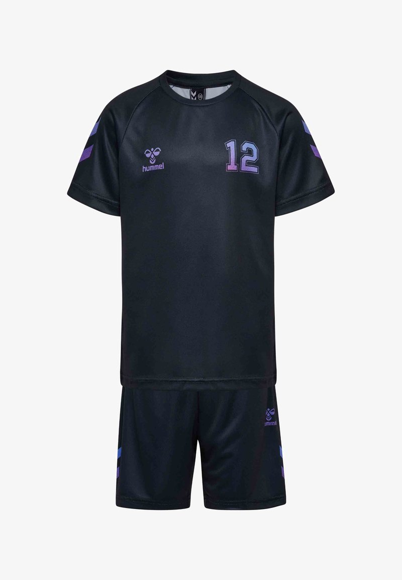 Schwarzes Sport-Outfit, bestehend aus einem kurzärmeligen Shirt und Shorts. Das Shirt hat die Nummer 12 in einem lila Farbverlauf und kontrastierenden Streifen an den Ärmeln.