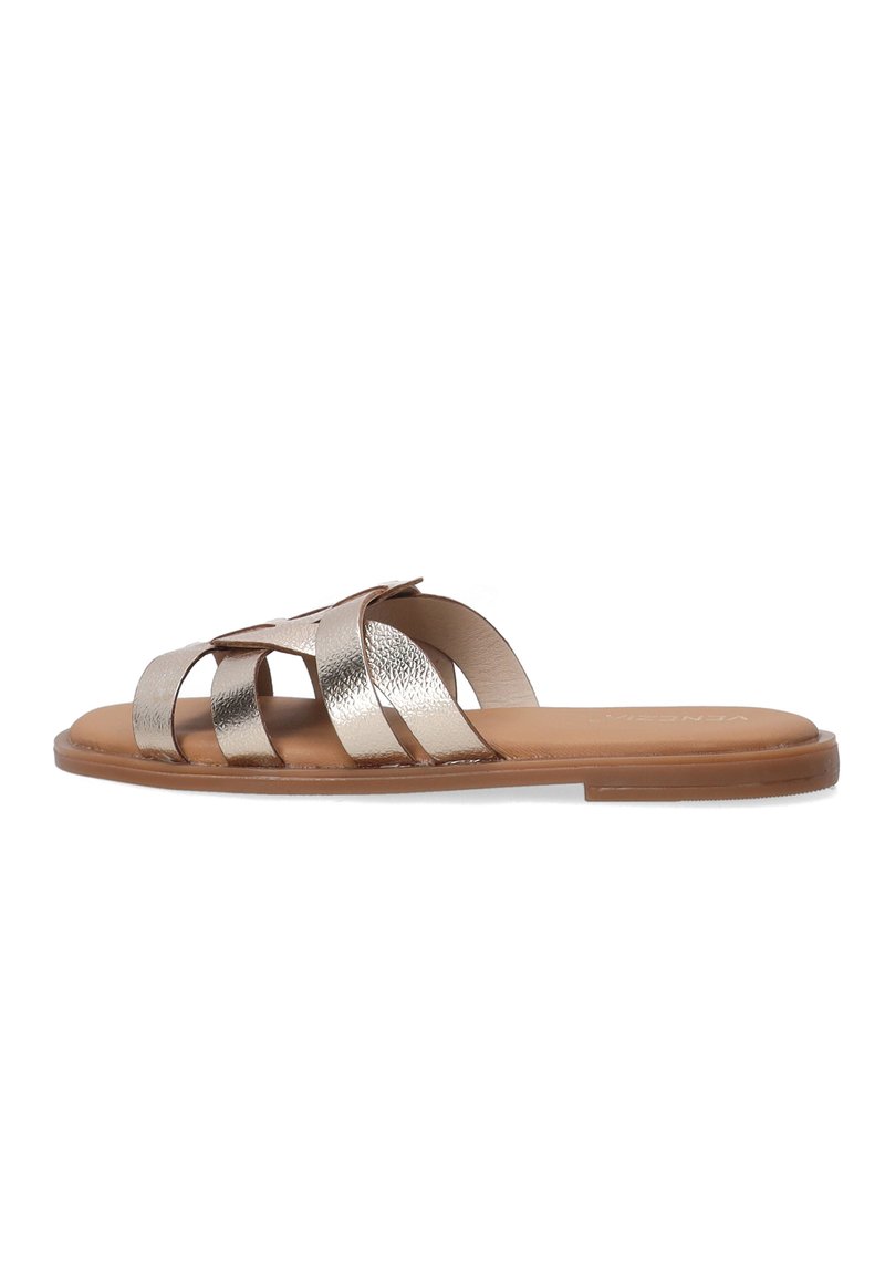 Metalliske guld slide-sandaler med fire brede stropper, en glat flad sål i lys brun, tekstureret overflademateriale og ingen synlig hardware.