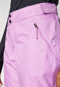 Paars waterdichte broek met ritszakken aan de zijkant en een Velcro tailleband. Het materiaal heeft een gladde, licht glanzende textuur.