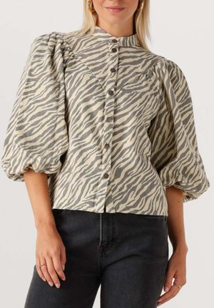 Blusa leggera a righe zebrate in beige e grigio, con colletto alto, bottoni sul davanti e maniche a palloncino.