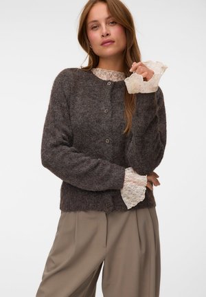 Vero Moda, VMNOVAH LS O-NECK BUTTON CARDI GA NOOS - Жилетка - chocolate torte detail/dtm button