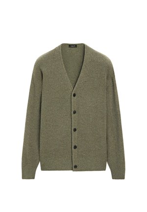 Olijfgroen gebreide cardigan met V-hals, lange mouwen, ribgebreide manchetten en zoom, en vijf zwarte knopen aan de voorkant.