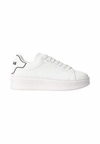 Sneaker bianco in materiale sintetico liscio, suola piatta, punta arrotondata, design con lacci e dettagli neri a contrasto sul tallone e sulle cuciture.