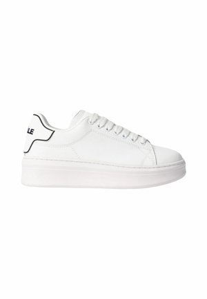 Sneaker bianco in materiale sintetico liscio, suola piatta, punta arrotondata, design con lacci e dettagli neri a contrasto sul tallone e sulle cuciture.